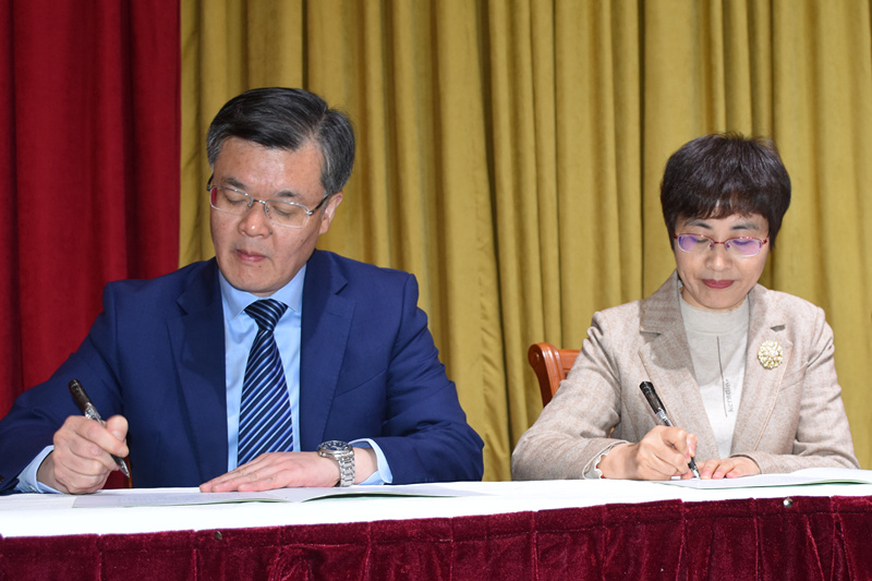 李总与班子成员签责任书1.JPG