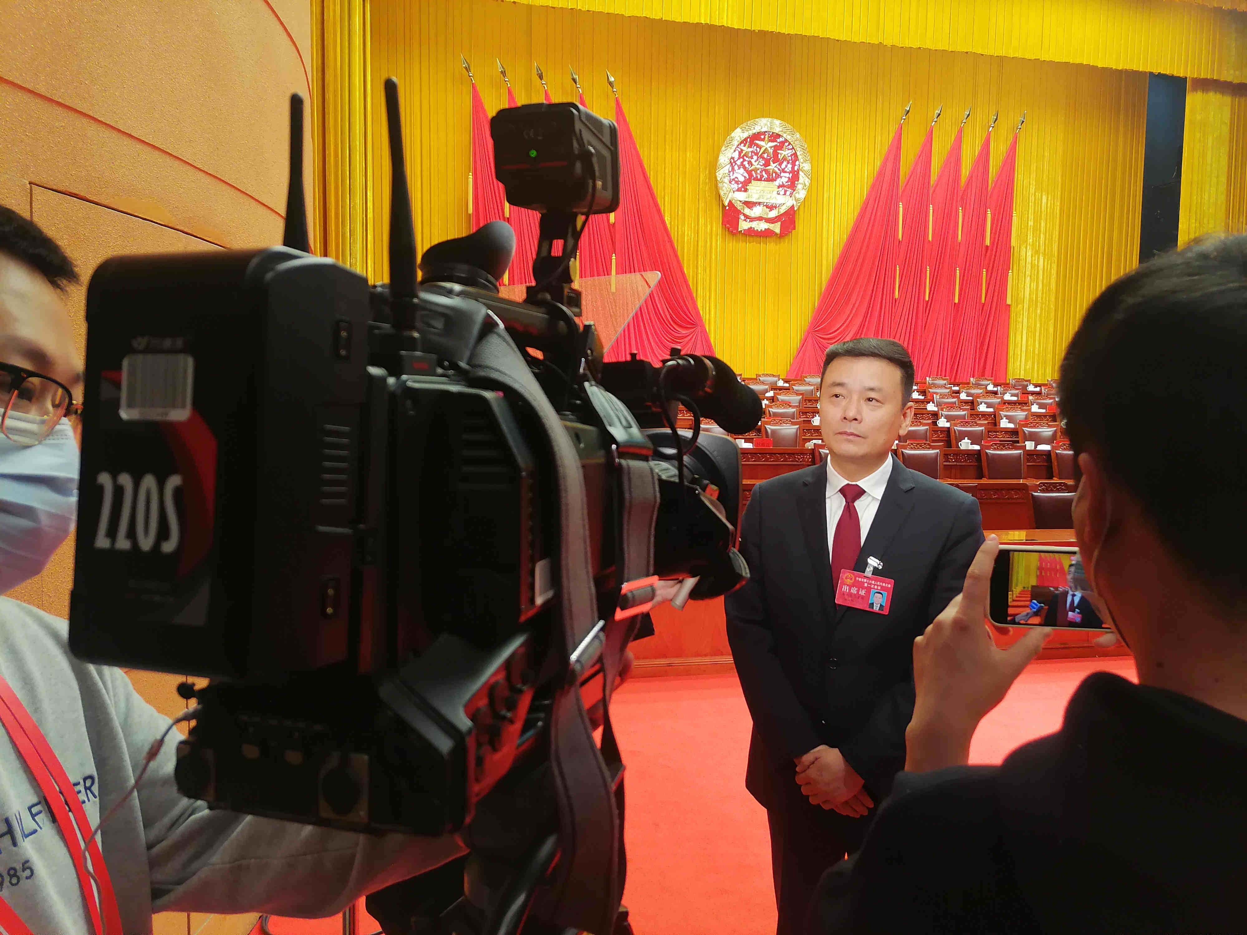 汤飞帆市长接受采访.JPG