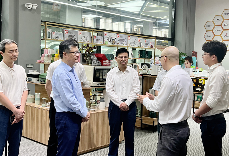 钟关华一行详细了解宁波（前洋）直播中心选品中心供应链情况.JPG