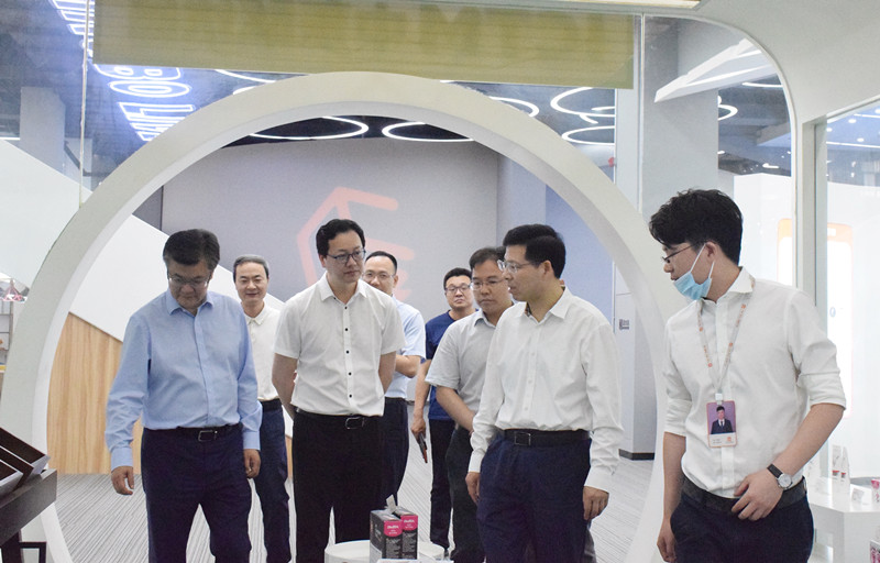 钟关华副书记一行参观考察前洋直播中心跨境电商直播.JPG