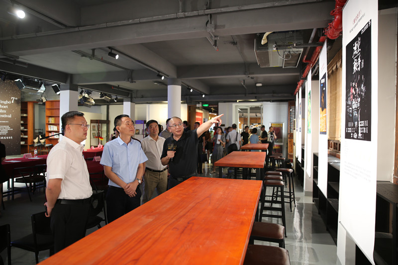 参观海报展.jpg