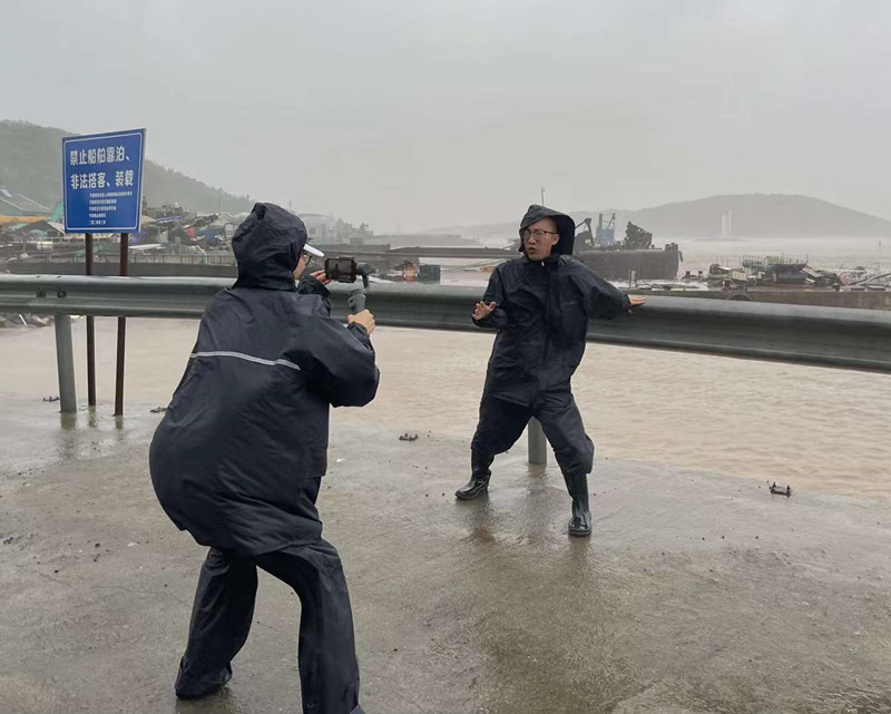 广播频率群记者周凌辉在现场采访.jpg
