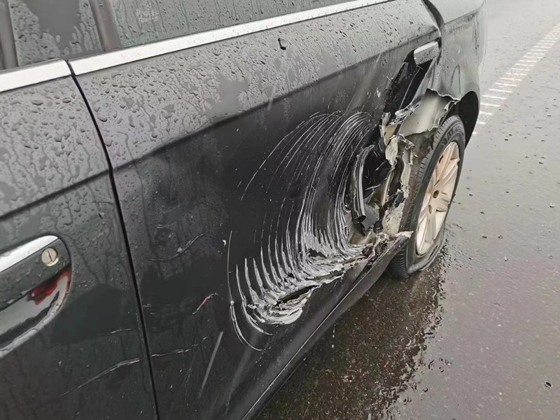 记者被撞坏的私家车.jpg