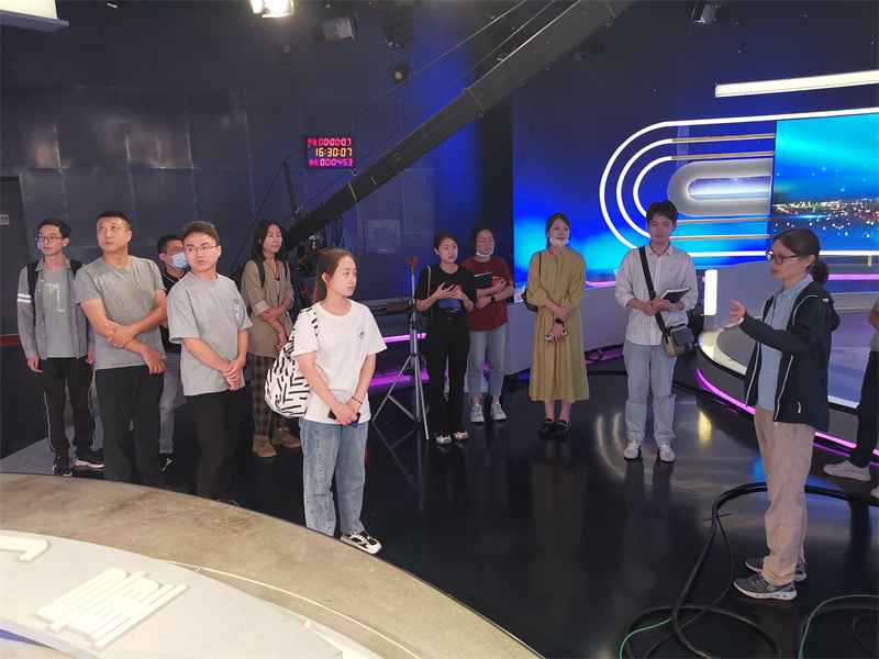 参观高清演播室.jpg