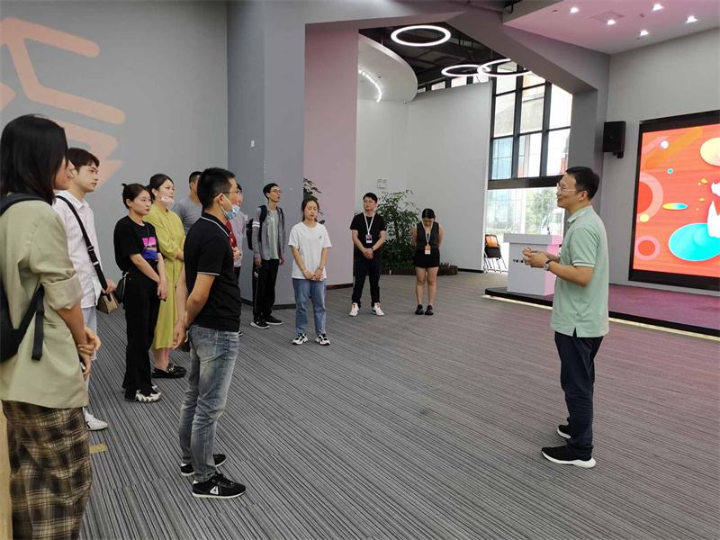 参观前洋直播中心.jpg
