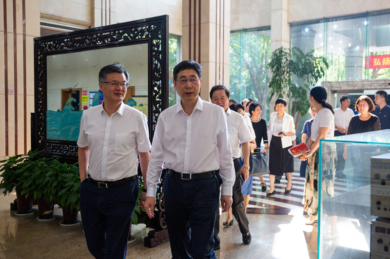 徐宇宁主席与李可总裁（放最上面）.jpg