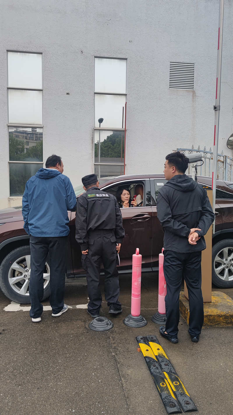 1检查大门人员进出.jpg