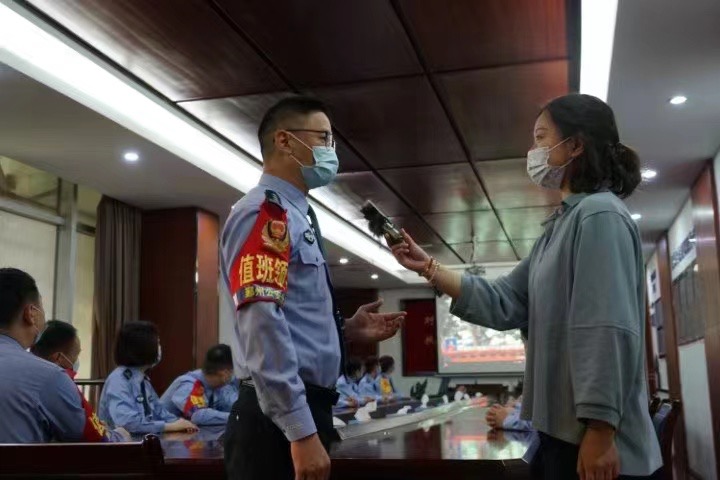 广播频率群记者石瑜莹采访公安干警图.jpeg