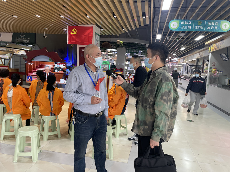 广播频率群记者吴昊采访清水桥菜市场商户观看二十大感受图.jpg