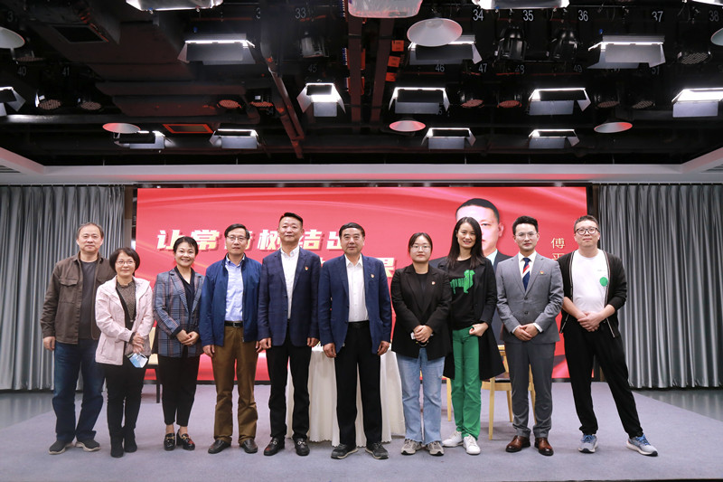 访谈结束后合影图片_20221020135713.jpg