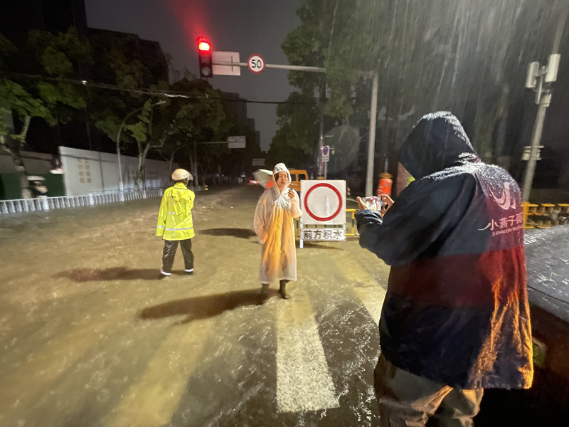 广电新闻中心记者在台风中报道.jpg