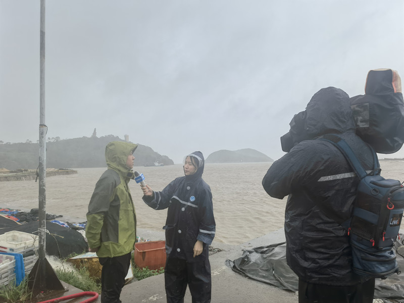集体--多媒体新闻中心记者屠佳祺在象山避风锚地采访.jpg