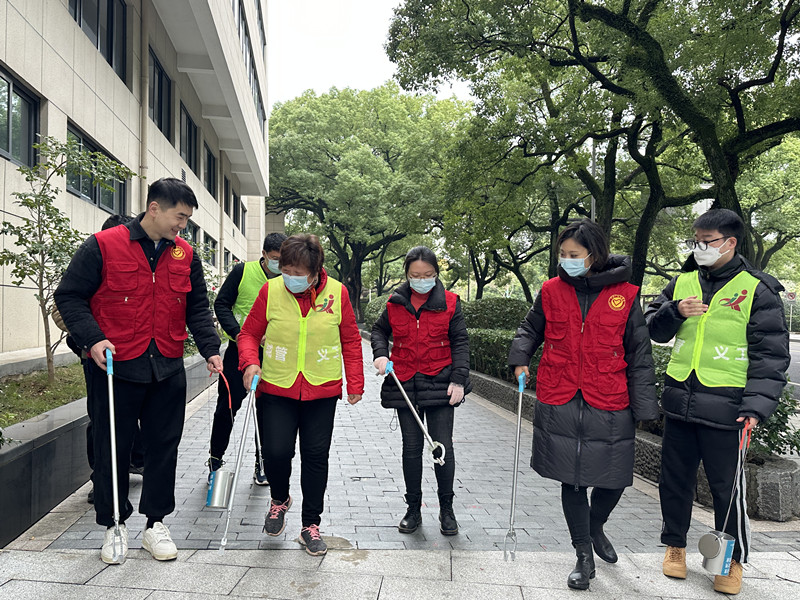 广电志愿者上路捡拾烟蒂.jpg