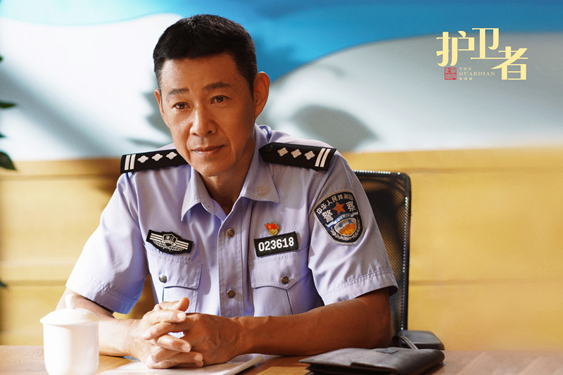 张丰毅饰演资深社区民警周建斌.jpg