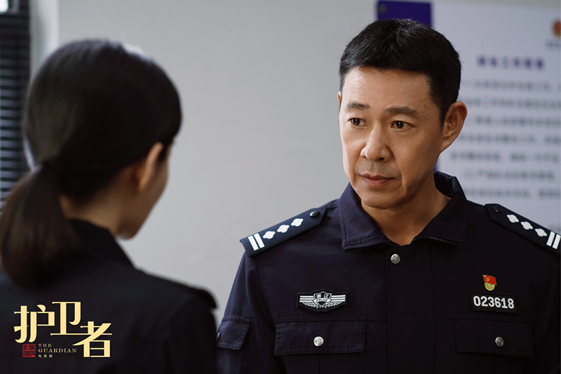 图4 周建斌和所长陈晓静交谈.jpg