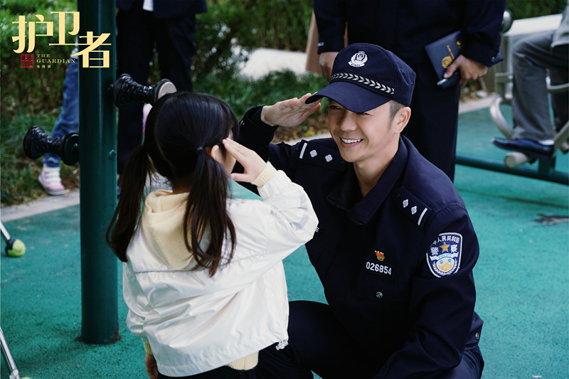 图5 向警察叔叔敬礼！.jpg