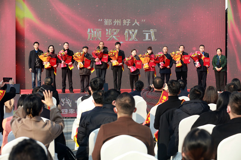 “鄞州好人”代表领奖.JPG