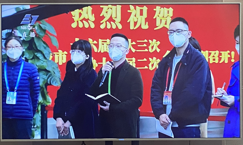 记者在代表通道提问.jpg
