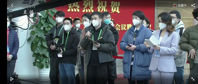 记者在局长通道提问.jpg