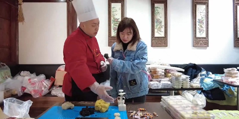 江北台记者许婷婷在江北区慈城镇采访美食传承人包珅，品尝特色糕点。_副本.jpg