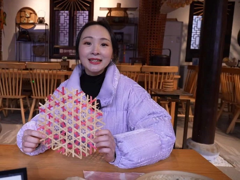 余姚台记者陆晓珊在阳明古镇非遗馆内学习制作非遗传统技艺竹编。_副本.jpg