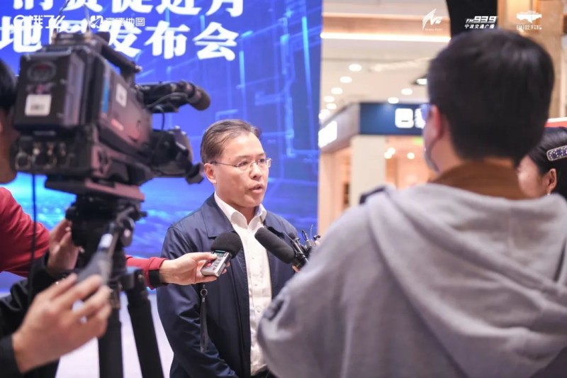 领导接受采访.jpg