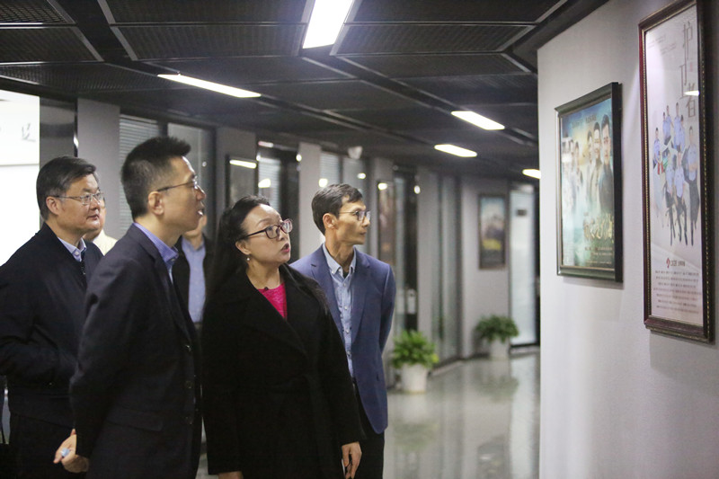 朱欢副市长调研影视公司1微信图片_.jpg