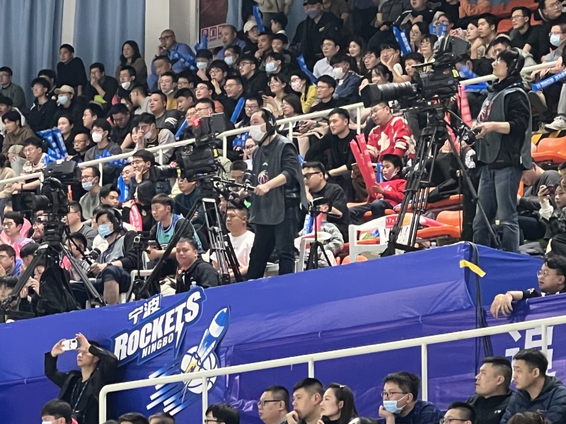 全神贯注的摄像.jpg