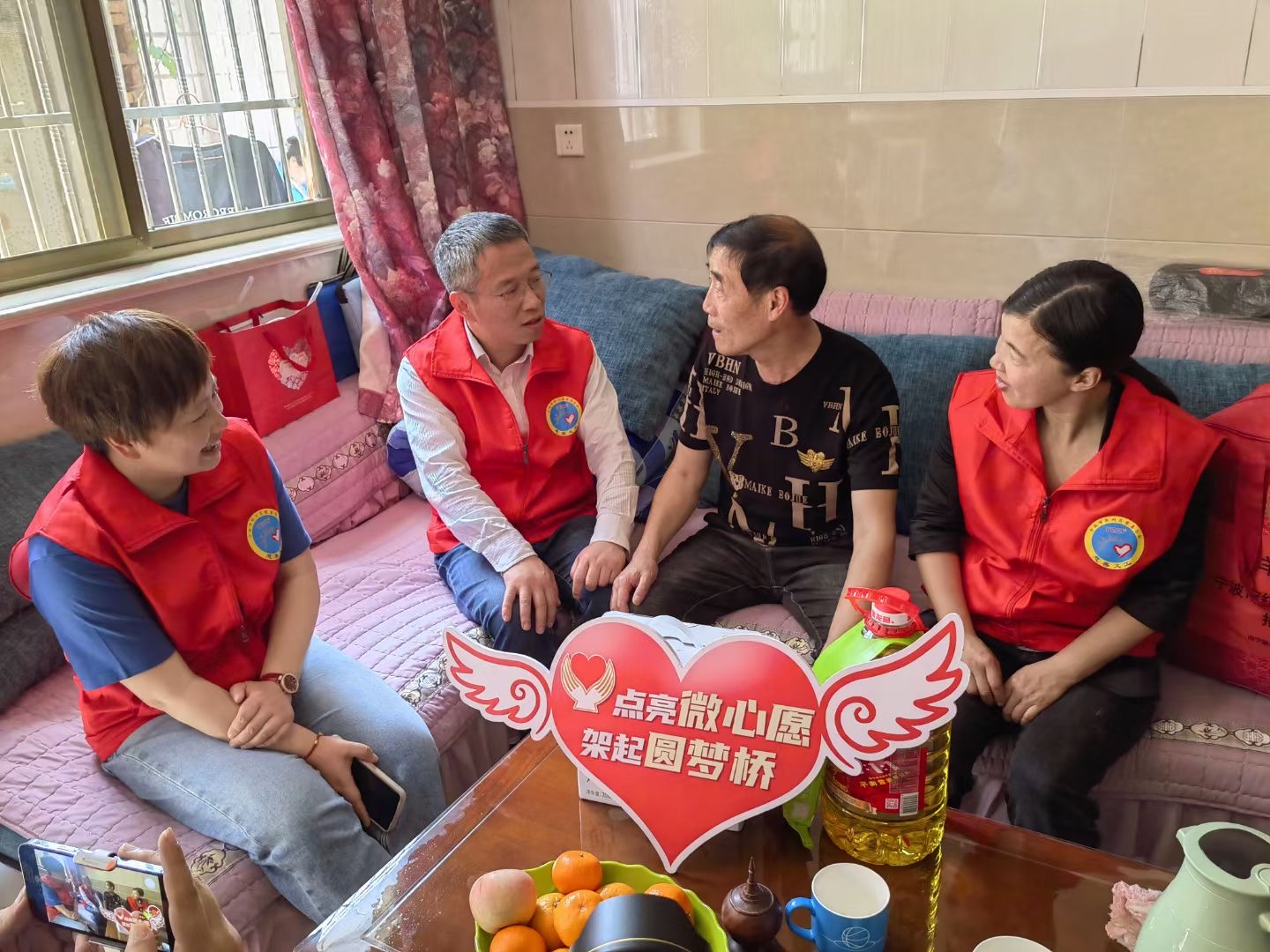 民政邬局海英会长入户慰问.jpg