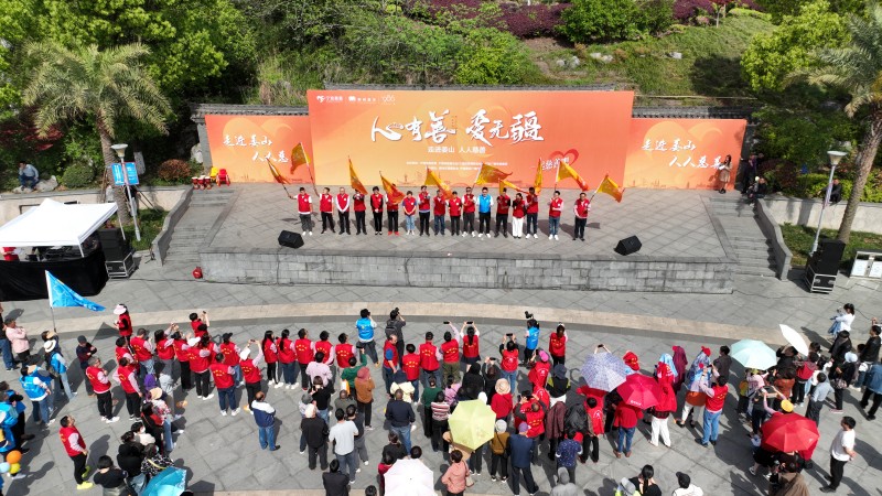 《一起慈善吧》走进10个县市区授旗出发仪式.jpg