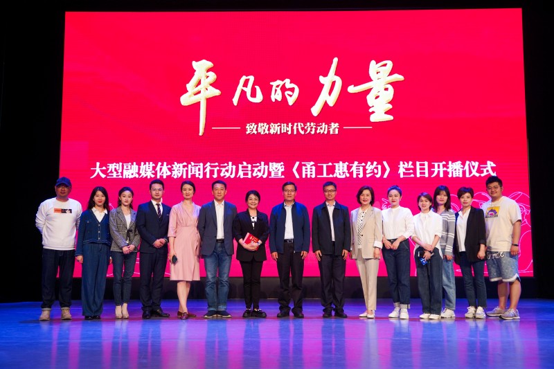 领导及工作人员大合影.jpg