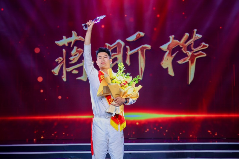 2022年度最美宁波人年度人物蒋昕桦领奖.jpg