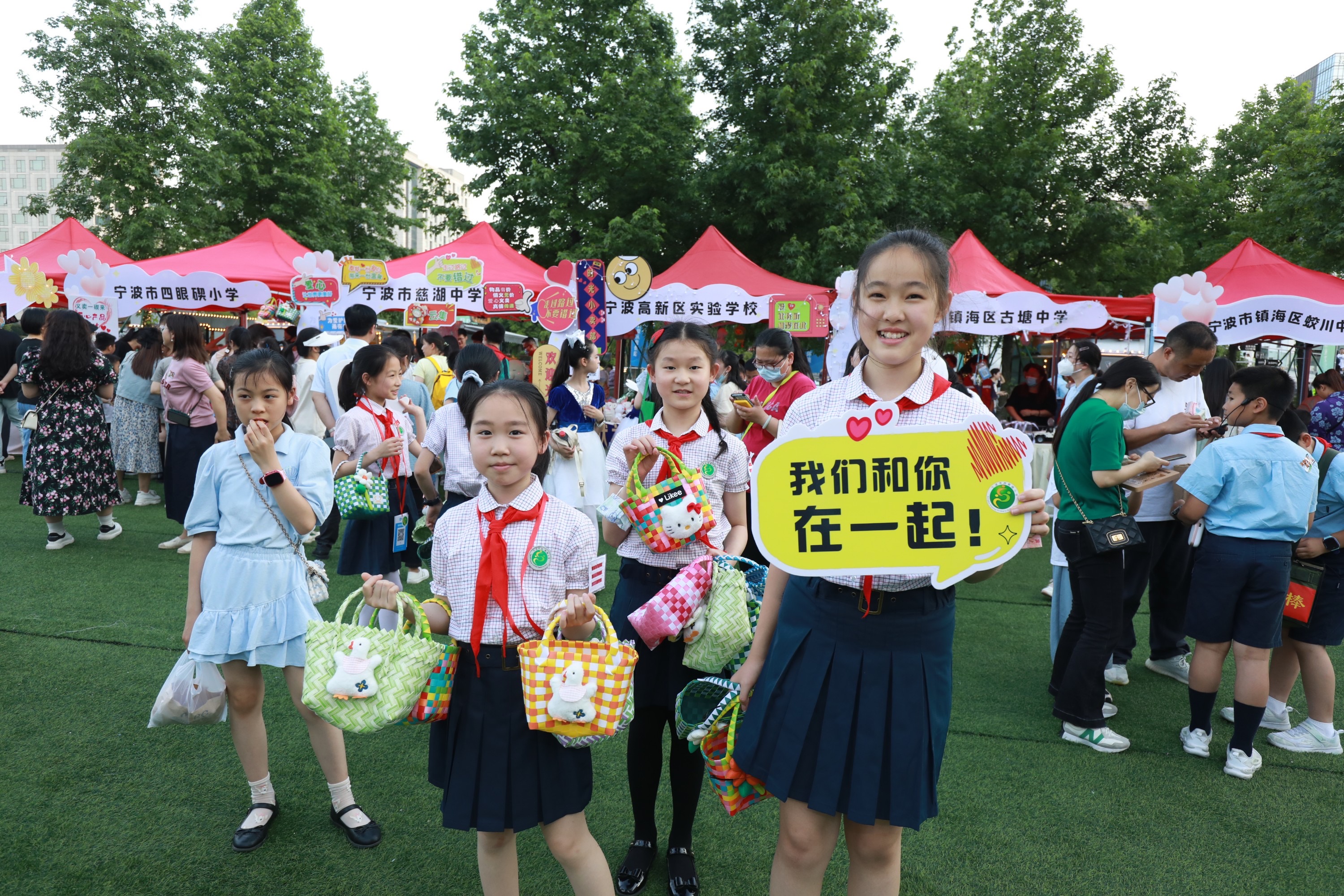来献爱心的同学们.jpeg