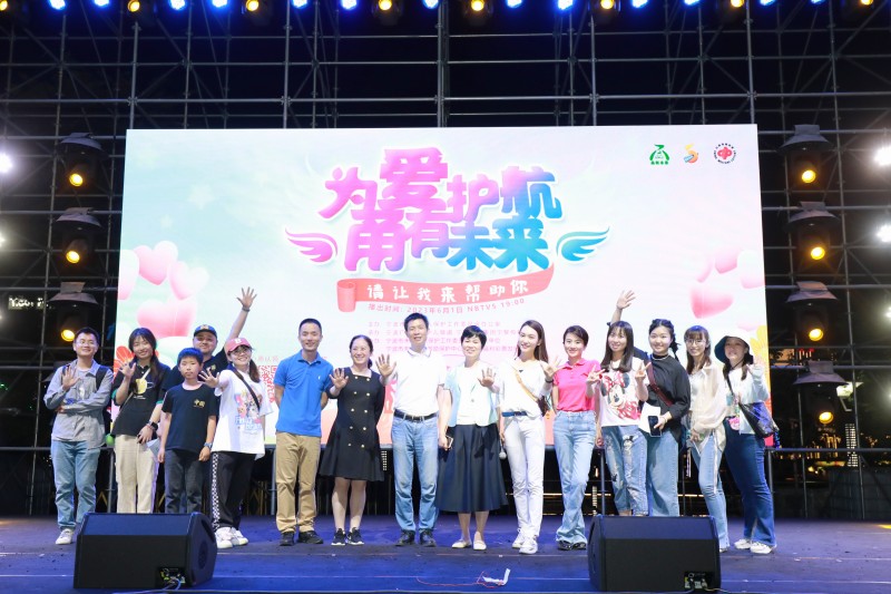 与主办方领导合影（工作照）.jpg