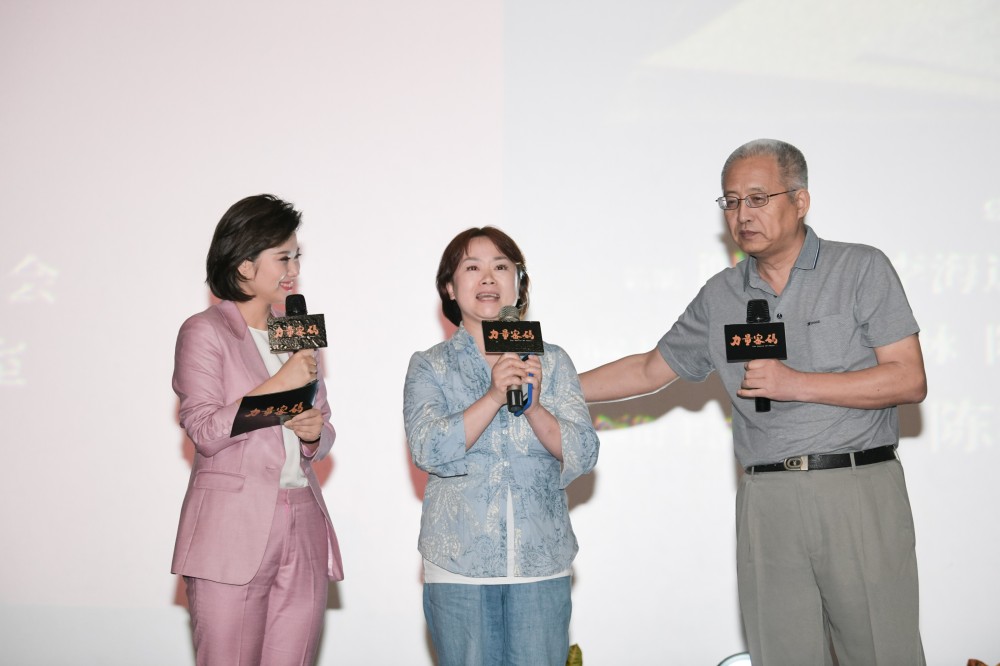 6.张人亚的侄孙张建文、侄孙女张建清与观众互动.jpg