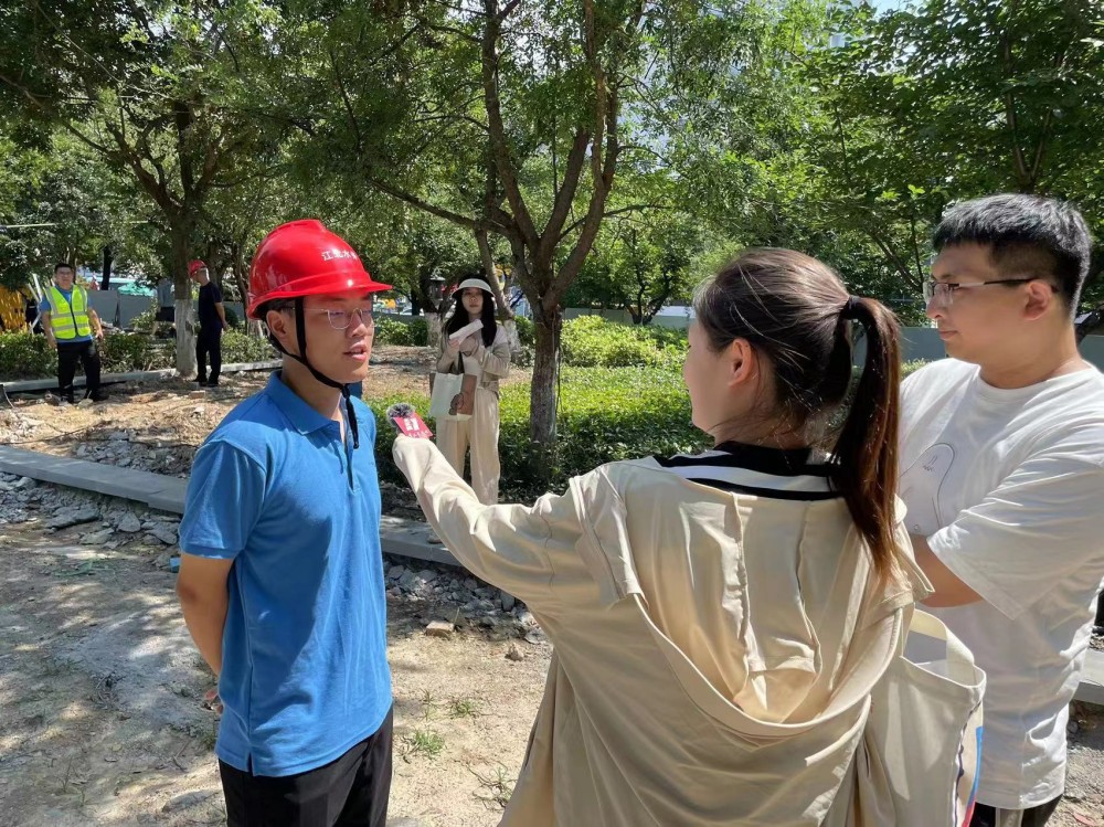 《来发讲啥西》记者拍摄主汛期来临前排水疏通准备工作.jpg