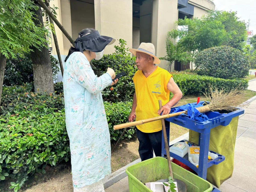 交通广播记者采访小区保洁员.JPG