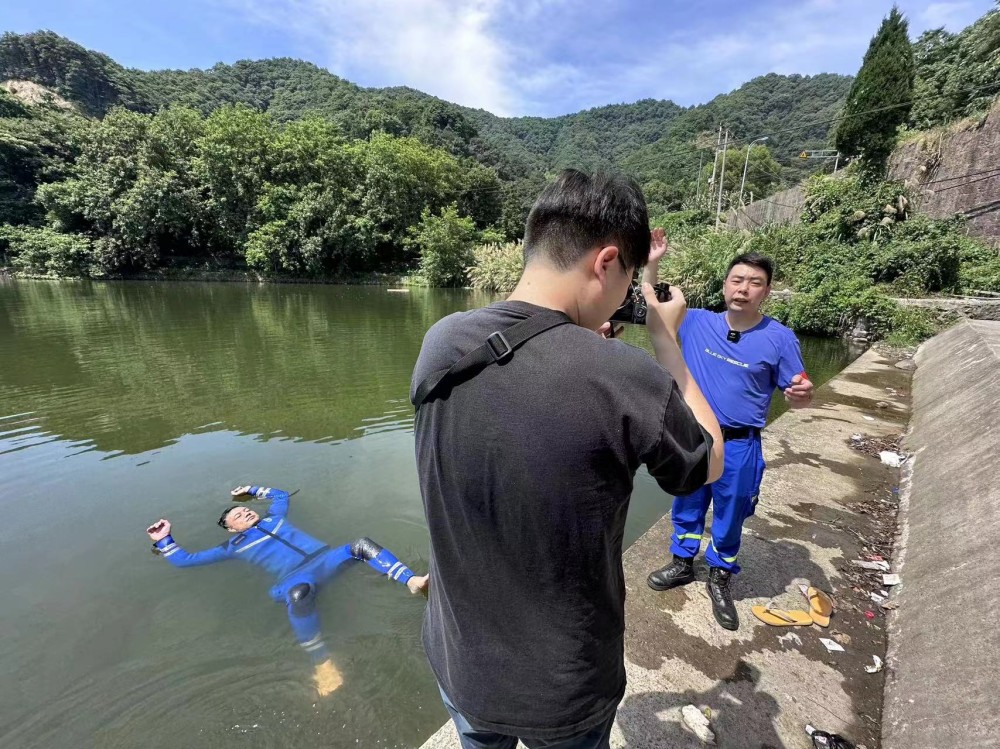 《第一聚焦》记者在户外拍摄夏季防溺水专题.jpg