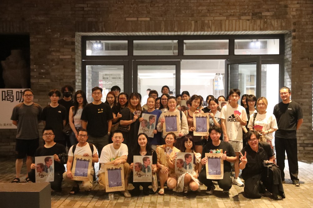 观影团与导演合影.jpg