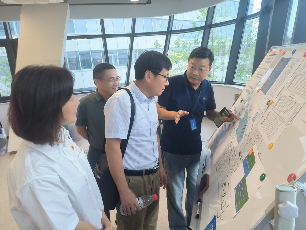 党员在亚帆中心了解新闻中心运作流程.jpg
