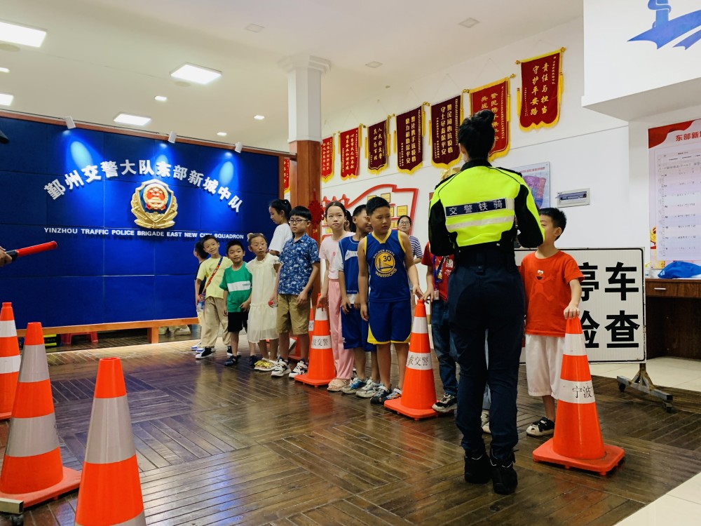 鄞州交警1.jpg