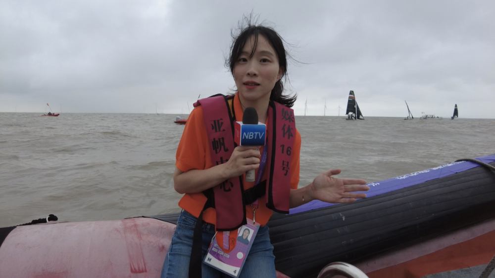 帆船比赛中，广电记者乘坐媒体船进入海域现场报道.jpg