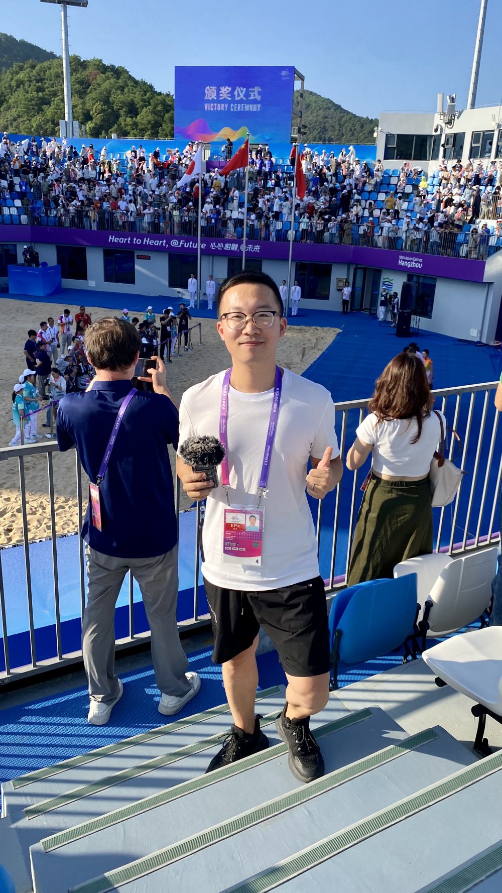 广电记者沙排现场采访.jpg
