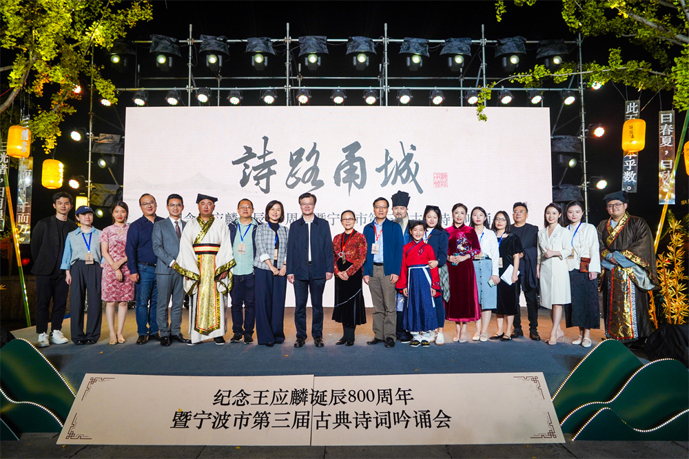 李总和工作人员合影.jpg