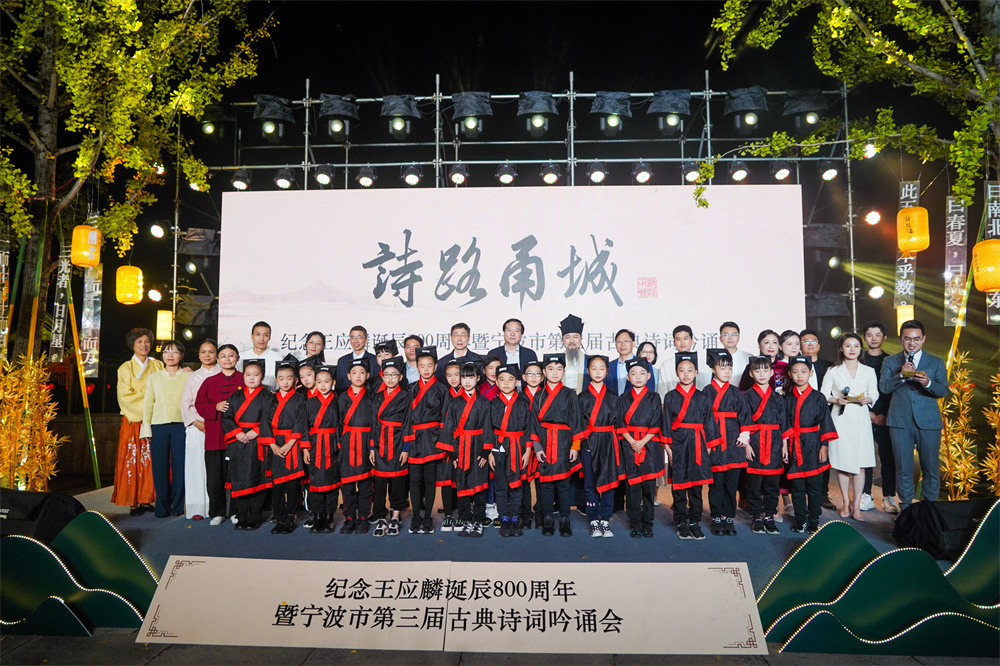 领导和演职人员合影.jpg