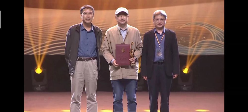 2.编剧段越豪作为代表领奖.jpg