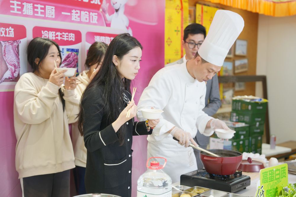 图三 抖音探店达人@YAMI吃玩宁波品尝钱湖国宾馆行政总厨张中良烹饪天峻羊肉.jpg