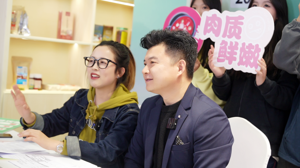 图二 FM98.6主播子涵与宁波本地美食博主@惠子不挑食 .png
