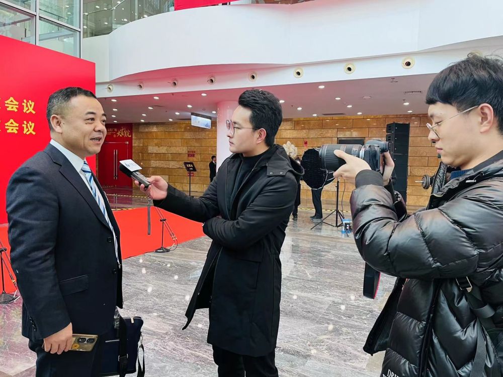 广播记者蒋博、林晨雨采访政协委员.jpg