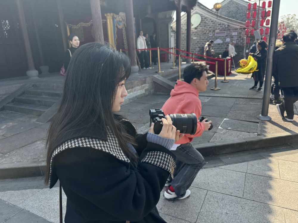 记者拍摄要放.jpg